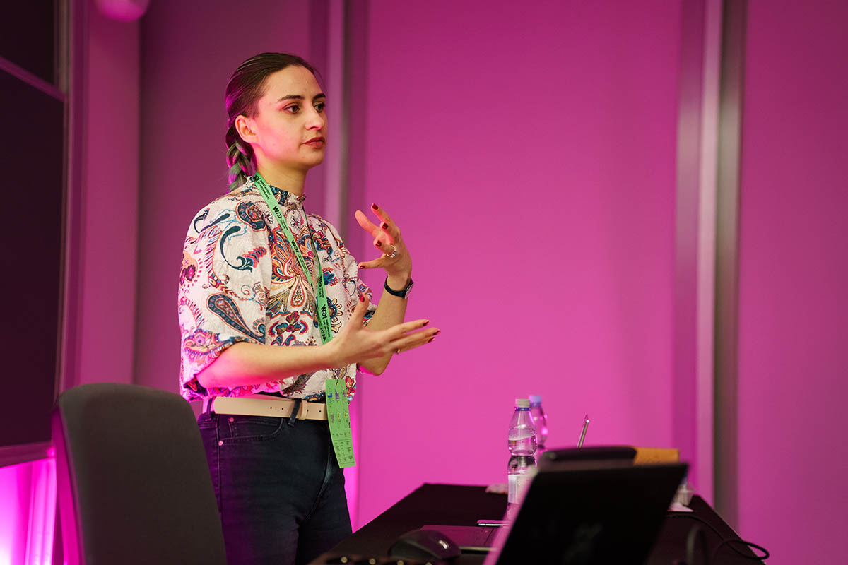 Prelegent wygłaszający swoją prezentację przed pełną salą na WDI